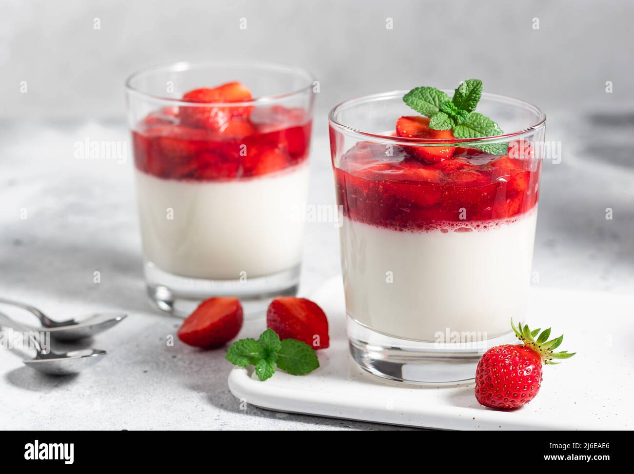 Panna cotta vegan à la noix de coco et aux fraises Banque D'Images