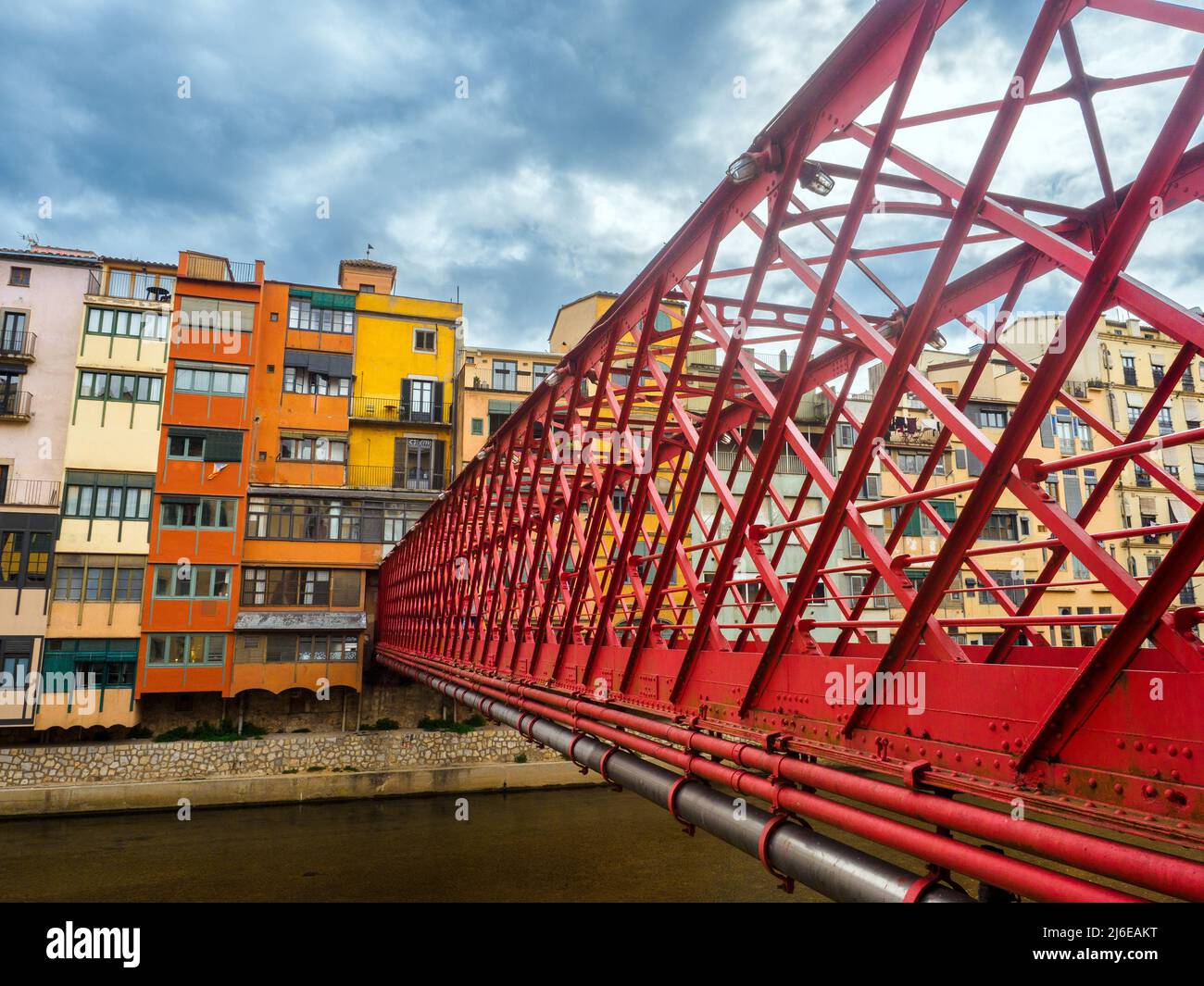 Pont des Peixateries Velles, pont en fer rouge sur l'Onyar construit par Eiffel - Gérone, Espagne Banque D'Images