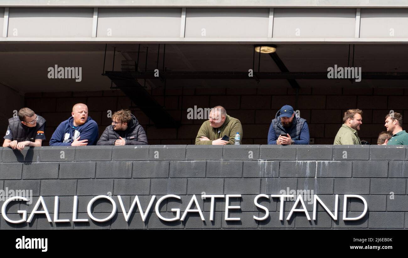 Les fans de football attendent de regarder depuis l'arrière du stade Gallowgate Stand de St James' Park, stade de Newcastle United, à Newcastle upon Tyne, Royaume-Uni. Banque D'Images