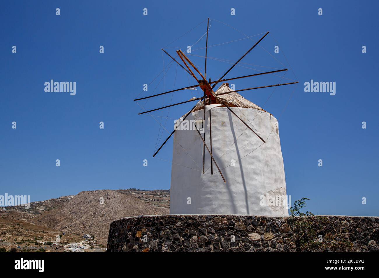 Moulin à vent grec traditionnel de l'île de Santorin Banque D'Images
