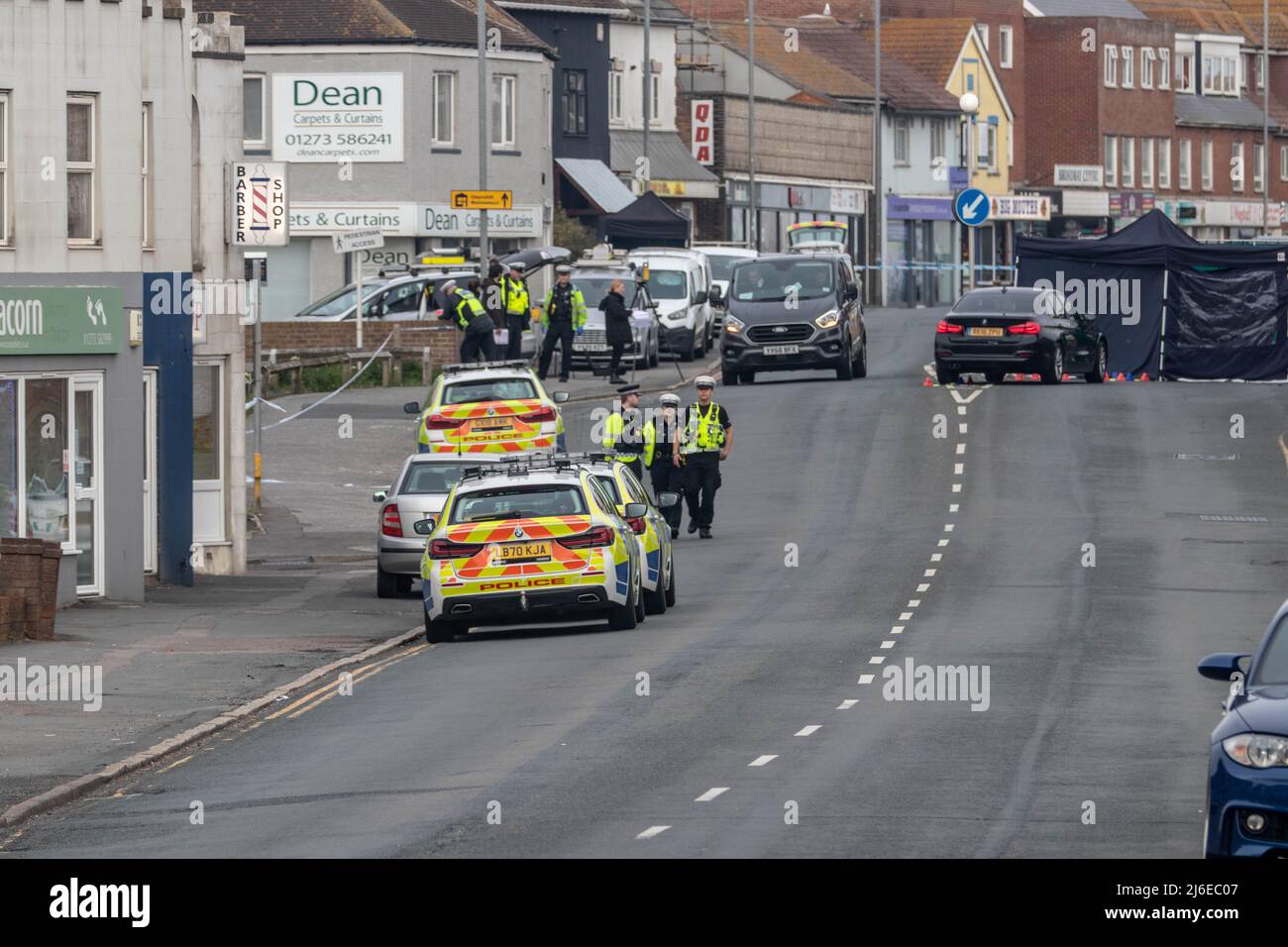 Un homme est malheureusement mort après avoir été dans une collision avec un véhicule de police sur le A259 à Peacehaven juste après 11,10pm le samedi (30 avril). Les services d'urgence ont réagi à l'incident après que l'homme de 27 ans qui se trouvait sur la route ait subi de graves blessures après avoir heurté le véhicule de police marqué près de la jonction de l'avenue Dorothy. Malgré les meilleurs efforts des ambulanciers paramédicaux et des intervenants, il est mort sur les lieux. Comme l'incident impliquait un véhicule de police, l'affaire a été renvoyée au Bureau indépendant de conduite de la police (CTOI) qui effectuera une enquête indépendante. Banque D'Images