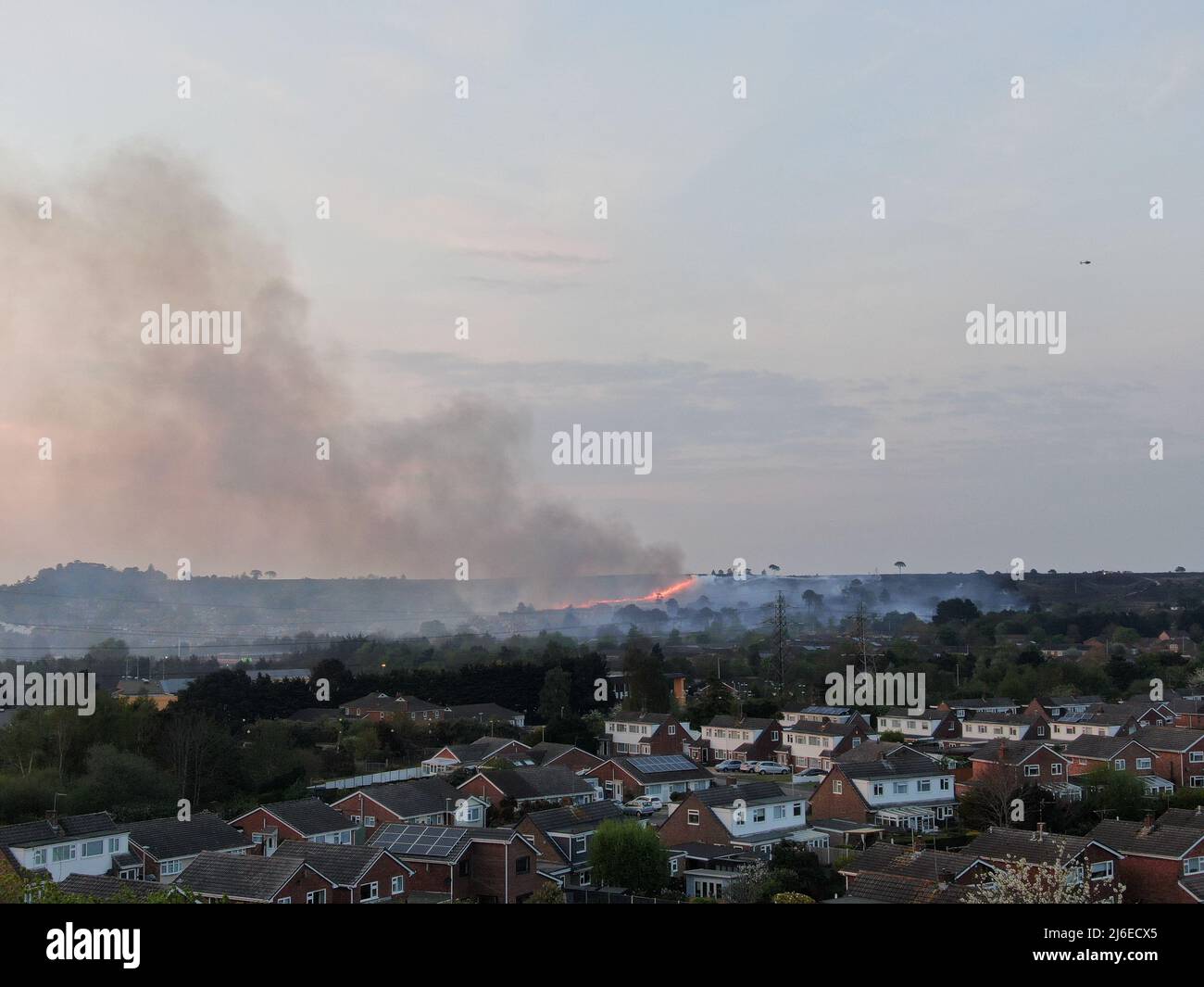 Une photo aérienne d'un feu de forêt de Heath sur le bord d'une zone de logement Banque D'Images
