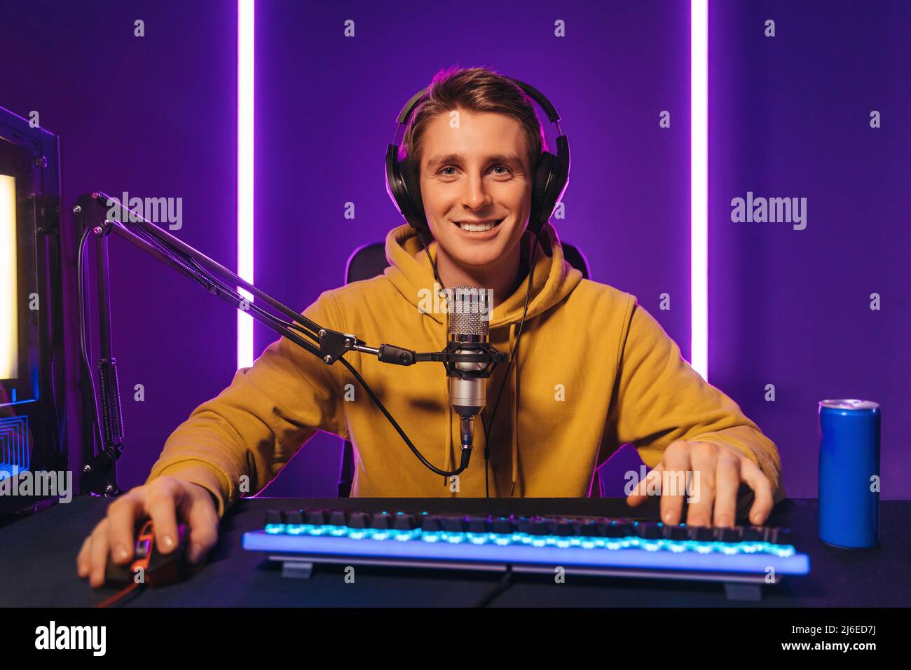 Un gamer professionnel heureux diffuse des vidéos en direct tout en appréciant le jeu Banque D'Images