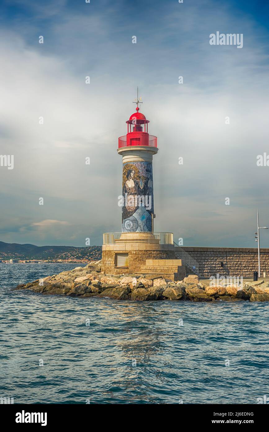 SAINT-TROPEZ, FRANCE - 16 AOÛT : phare emblématique du port de Saint-Tropez, Côte d'Azur, France, 16 août 2019. La ville est un monde f Banque D'Images