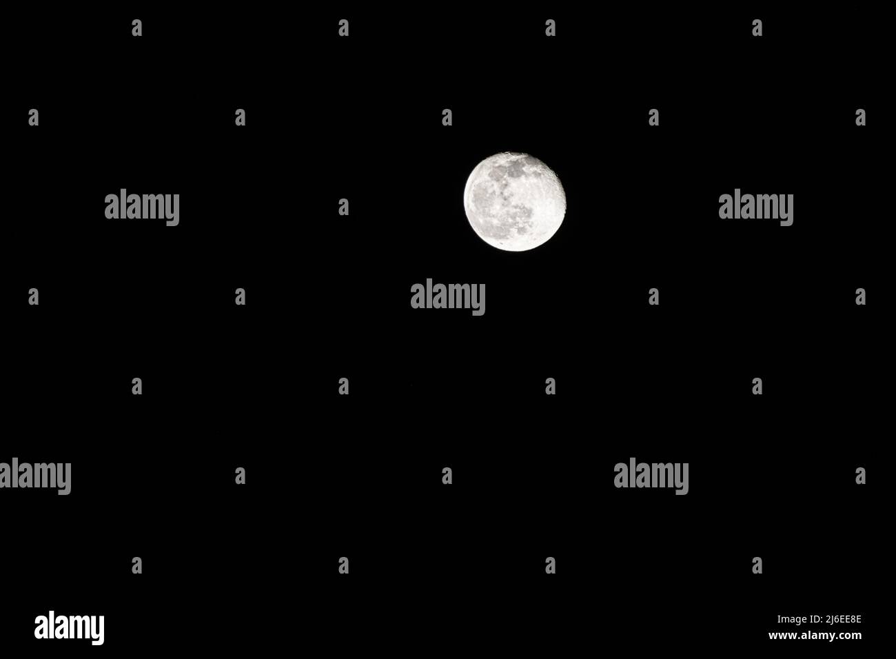 Lune dans le ciel noir. La phase de la lune est le 27 avril 2022, la Lune est dans le signe du zodiaque des poissons. 26 jour lunaire dans le calendrier lunaire. Banque D'Images