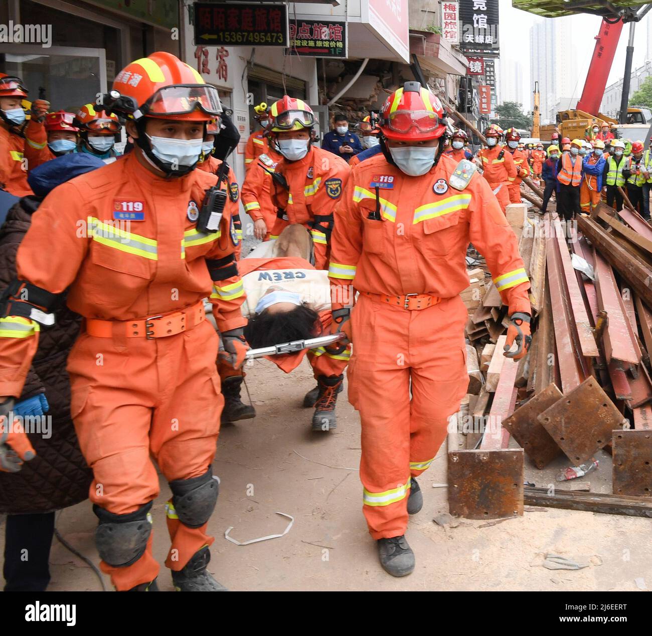 Changsha, province chinoise du Hunan. 1st mai 2022. Les sauveteurs travaillent sur le site d'effondrement d'un immeuble résidentiel autoconstruit à Changsha, dans la province centrale de Hunan en Chine, le 1 mai 2022. Six personnes ont été sauvées après l'effondrement vendredi d'un immeuble résidentiel autoconstruit dans la province de Hunan, dans le centre de la Chine. L'incident a eu lieu à 12 h 24 dans le district de Wangcheng à Changsha. D'autres enquêtes sont en cours. Credit: Shen Hong/Xinhua/Alay Live News Banque D'Images