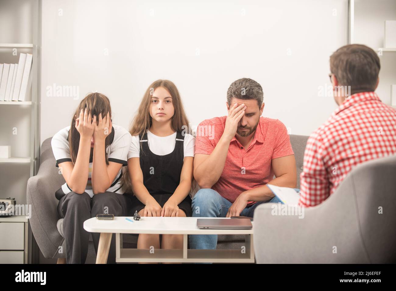 psychologue donner un traitement familial pour papa maman et fille fille, consultant Banque D'Images