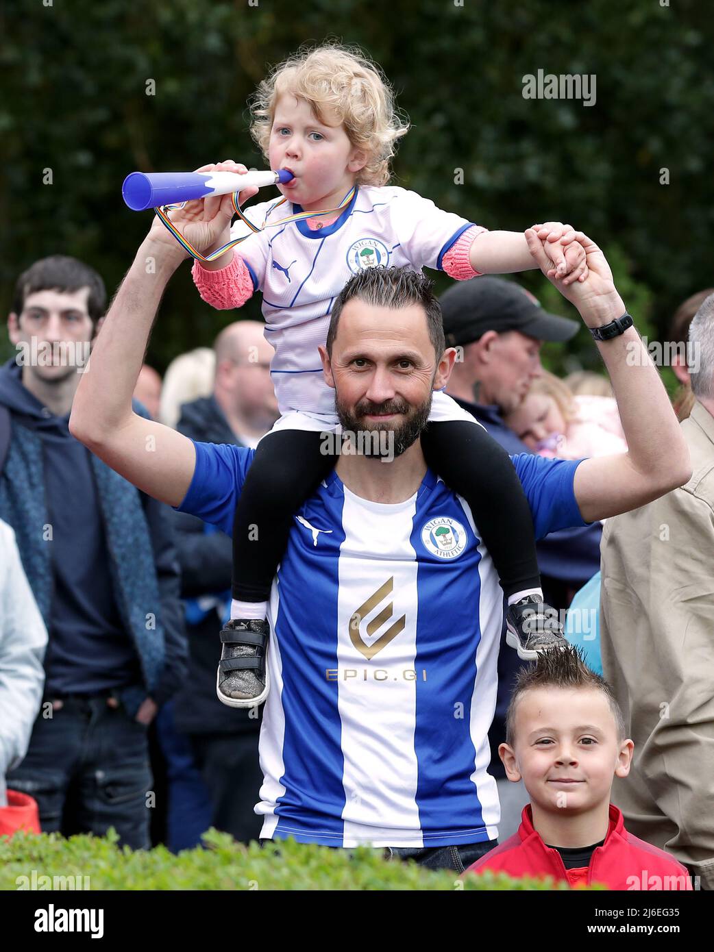 Les fans de la fête de fin de saison de Wigan Athletic dans le parc pour les célébrer comme les champions de la Ligue 1 à Mesnes Park, Wigan. Date de la photo: Dimanche 1 mai 2022. Banque D'Images