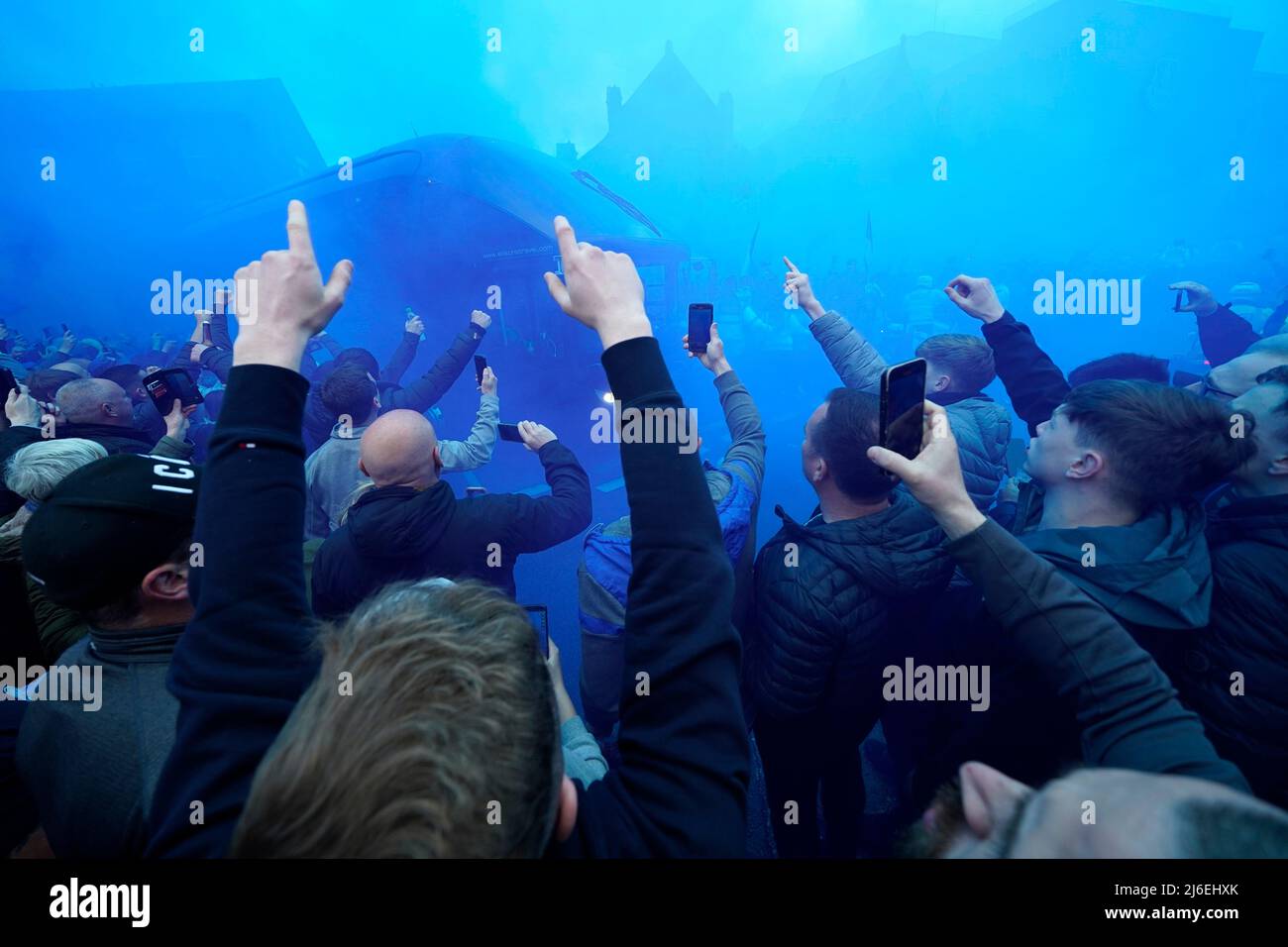 Liverpool, Angleterre, le 1st mai 2022. Les fans d'Everton accueillent le bus de l'équipe avant le match de la Premier League à Goodison Park, Liverpool. Crédit photo devrait se lire: Andrew Yates / Sportimage crédit: Sportimage / Alay Live News Banque D'Images