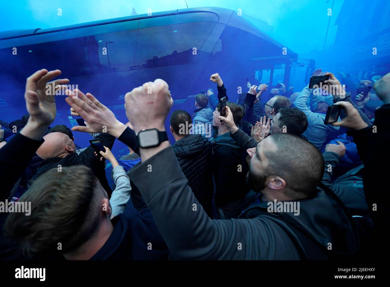 Liverpool, Angleterre, le 1st mai 2022. Les fans d'Everton accueillent le bus de l'équipe avant le match de la Premier League à Goodison Park, Liverpool. Crédit photo devrait se lire: Andrew Yates / Sportimage crédit: Sportimage / Alay Live News Banque D'Images