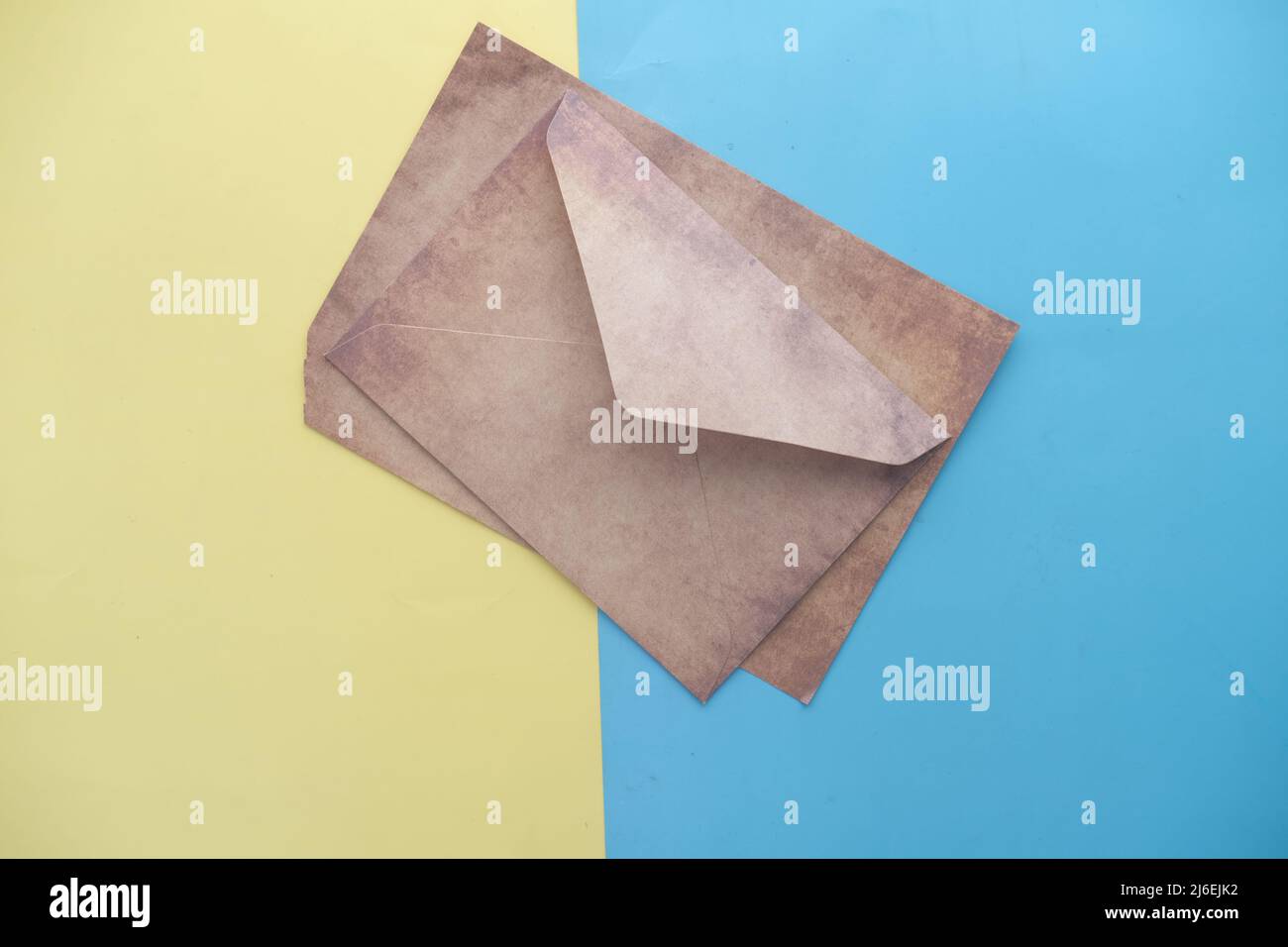 enveloppe , papier vide sur fond couleur Banque D'Images