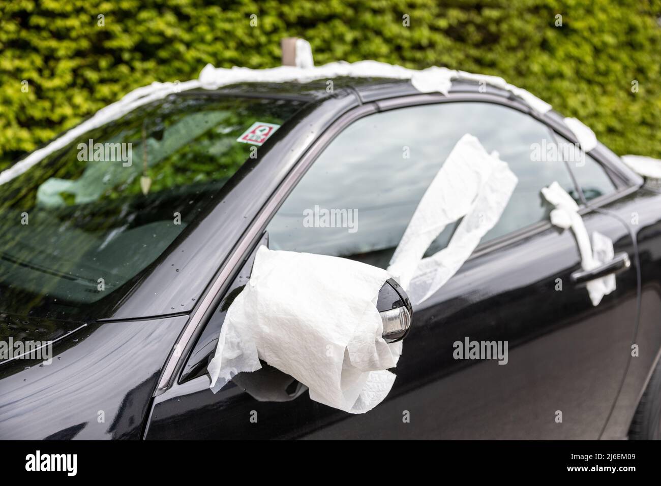 01 Mai 2022, Bavière, Perchting: Une voiture souillée avec du papier toilette est vu après la nuit libre. La soirée gratuite du 30 avril au 1 mai est un moment où les jeunes, en particulier dans le sud de l'Allemagne, aiment jouer aux flancs. Photo: Matthias balk/dpa Banque D'Images