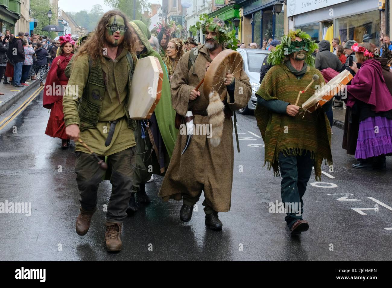 Glastonbury, Somerset, Royaume-Uni. 1st mai 2022. Les célébrations de Beltane ont lieu chaque année entre l'équinoxe de printemps et d'été le 1st mai. Les gens se rencontrent, s'habillez en vert, profitez d'un défilé, de la musique et de la danse. Le festival a ses racines dans les célébrations de saison gaélique du début, il s'inscrit bien dans la communauté du nouvel âge que cette petite ville de Somerset attire. Ils se rassemblent autour de la croix de marché dans la ville, le pôle de mai est présenté au Roi et à la Reine de mai qui, avec les hommes verts, portent le pôle de mai au puits de Chalice. Crédit : JMF News/Alay Live News Banque D'Images