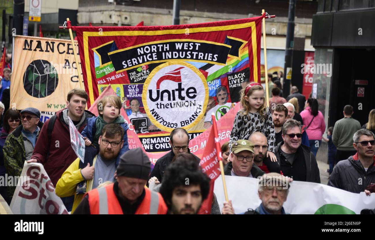 Manchester, Royaume-Uni, 1st mai 2022. Les gens participent à la célébration annuelle du syndicalisme de Manchester Trades Union Council et au festival de la Journée internationale des travailleurs avec une marche et un rassemblement dans le lieu de naissance de la TUC dans le centre de Manchester, en Angleterre, au Royaume-Uni, aux îles britanniques. Crédit : Terry Waller/Alay Live News Banque D'Images