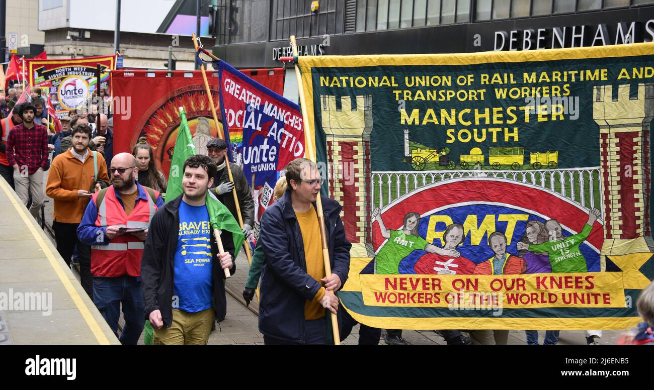 Manchester, Royaume-Uni, 1st mai 2022. Les gens participent à la célébration annuelle du syndicalisme de Manchester Trades Union Council et au festival de la Journée internationale des travailleurs avec une marche et un rassemblement dans le lieu de naissance de la TUC dans le centre de Manchester, en Angleterre, au Royaume-Uni, aux îles britanniques. Crédit : Terry Waller/Alay Live News Banque D'Images