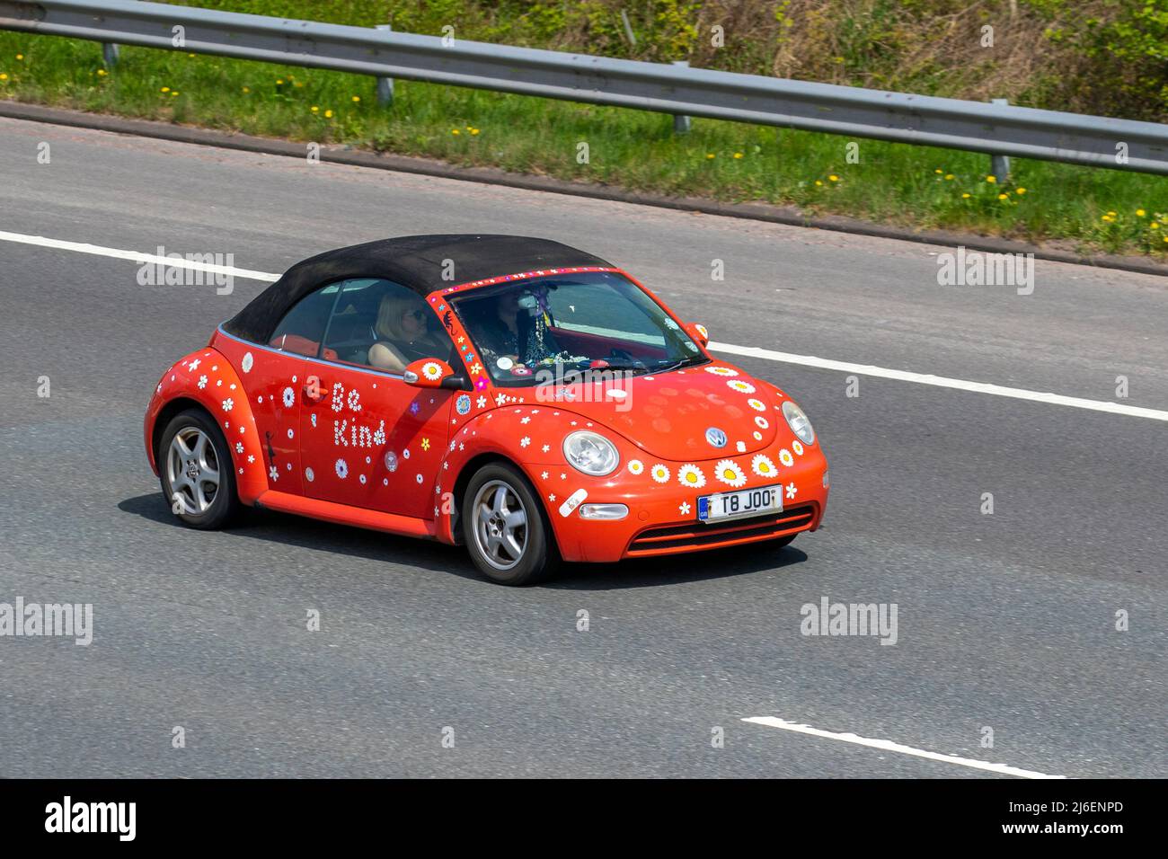 'Be Kind' 2004 orange personnalisé sur mesure VW Volkswagen Beetle 8V 1596cc 5 vitesses manuelle cabriolet ; conduite sur l'autoroute M61, Royaume-Uni Banque D'Images