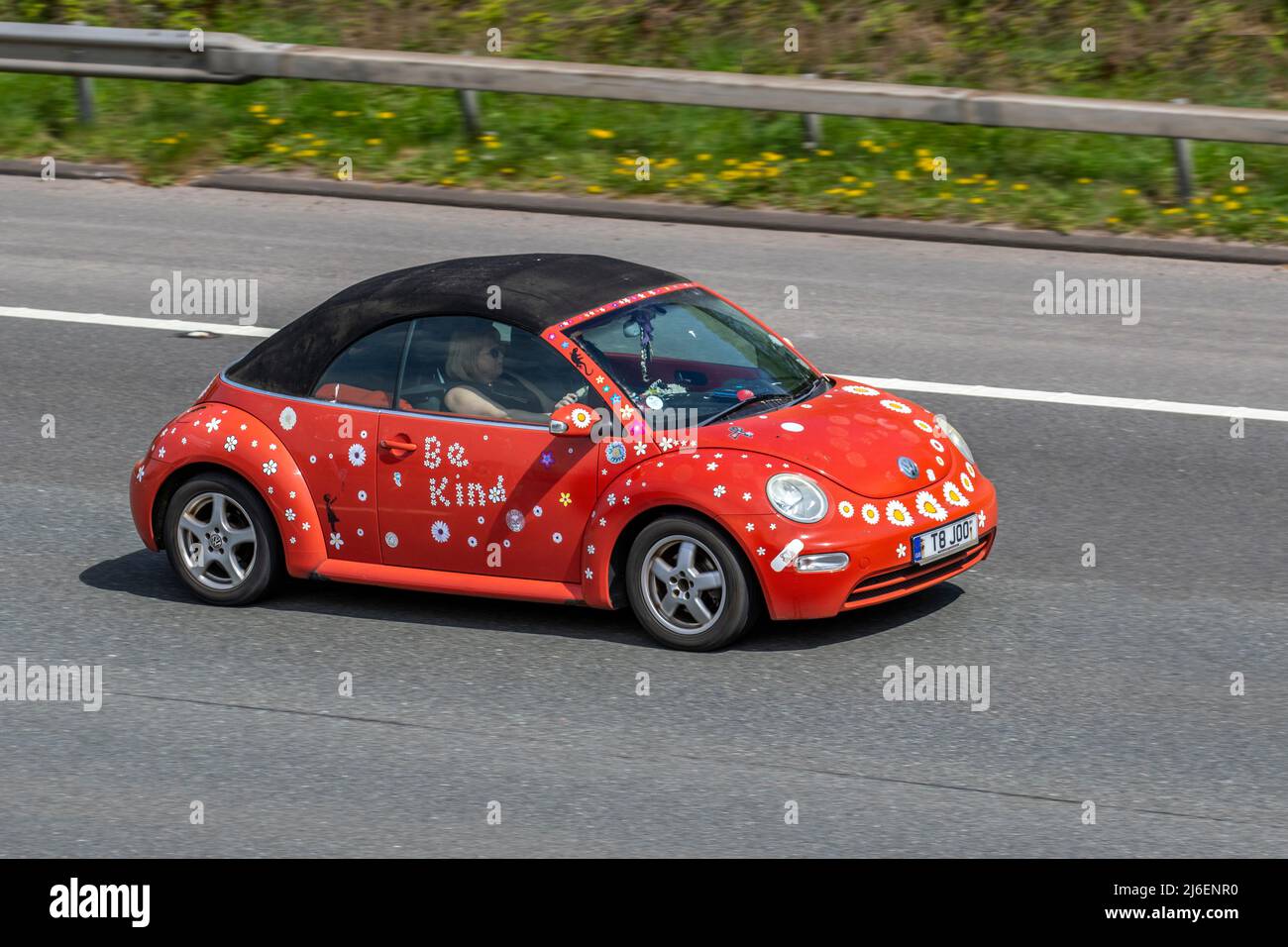 'Be Kind' 2004 orange personnalisé sur mesure VW Volkswagen Beetle 8V 1596cc 5 vitesses manuelle cabriolet ; conduite sur l'autoroute M61, Royaume-Uni Banque D'Images