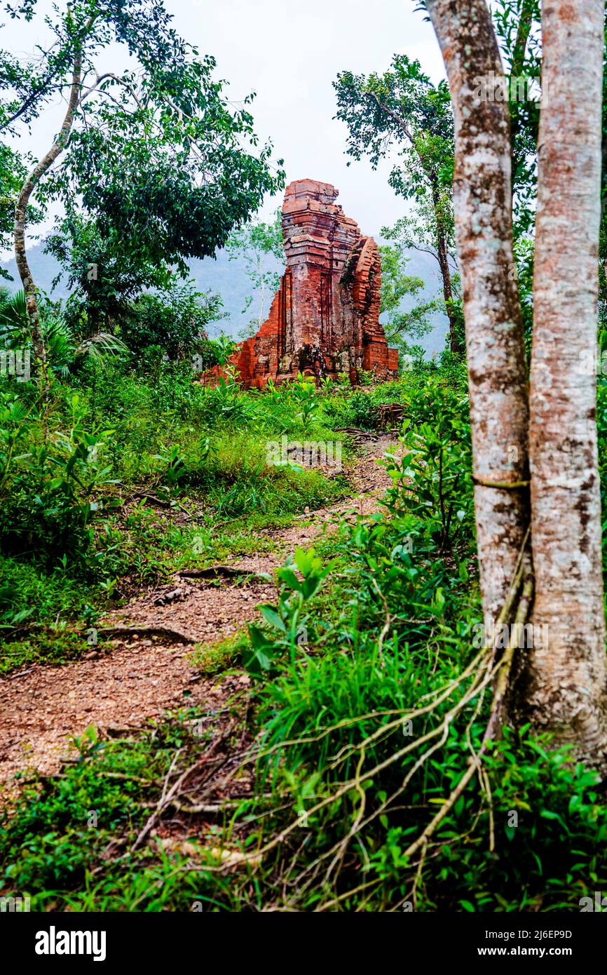 Un petit chemin de terre menant à l'un des bâtiments des ruines du sanctuaire de mon fils. Banque D'Images