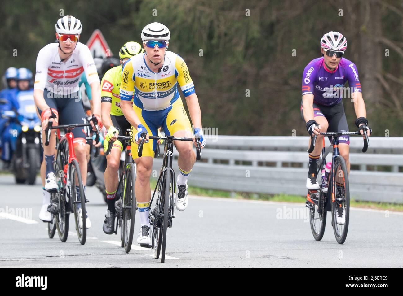 01 mai 2022, Hessen, Schmitten: Cyclisme: UCI WorldTour - Eschborn - Francfort (185 km). Jens Reynders (devant) de Belgique de Team Sport Vlaanderen - Baloise manèges à la tête du groupe principal à Feldberg. Derrière lui, montez Daan Hoole (l) des pays-Bas de l'équipe Trek - Segafredo et Juan Antonio Lopez-Cozar (r) de l'Espagne de l'équipe Burgos-BH. Photo: Sebastian Gollnow/dpa Banque D'Images