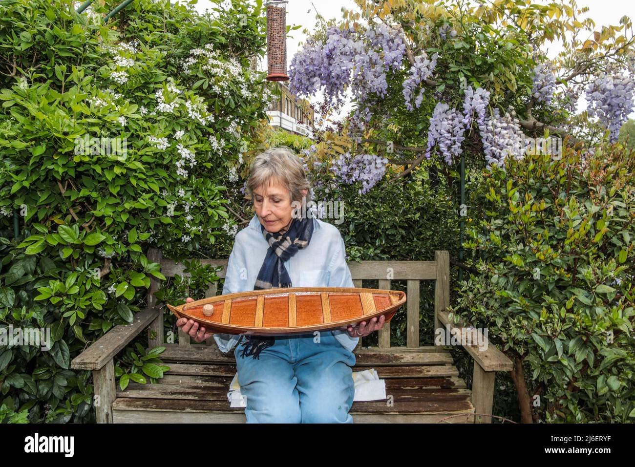 Richmond upon Thames, Londres dimanche 1 mai 2022 Christina Gascoigne (veuve) avec les cendres de son défunt mari, mis à l'intérieur d'un petit bateau en bois, dans le jardin, à Richmond, ont-ils vécu pendant 50 ans Credit: Paul Quezada-Neiman/Alay Live News Banque D'Images