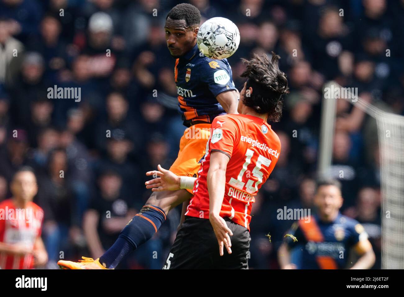 EINDHOVEN, PAYS-BAS - MAI 1 : Elton Kabangu de Willem II Tilburg et Erick Gutierrez de PSV Eindhoven lors du match néerlandais entre PSV et Willem II au Philips Stadion le 1 mai 2022 à Eindhoven, pays-Bas (photo de Geert van Erven/Orange Pictures) Banque D'Images