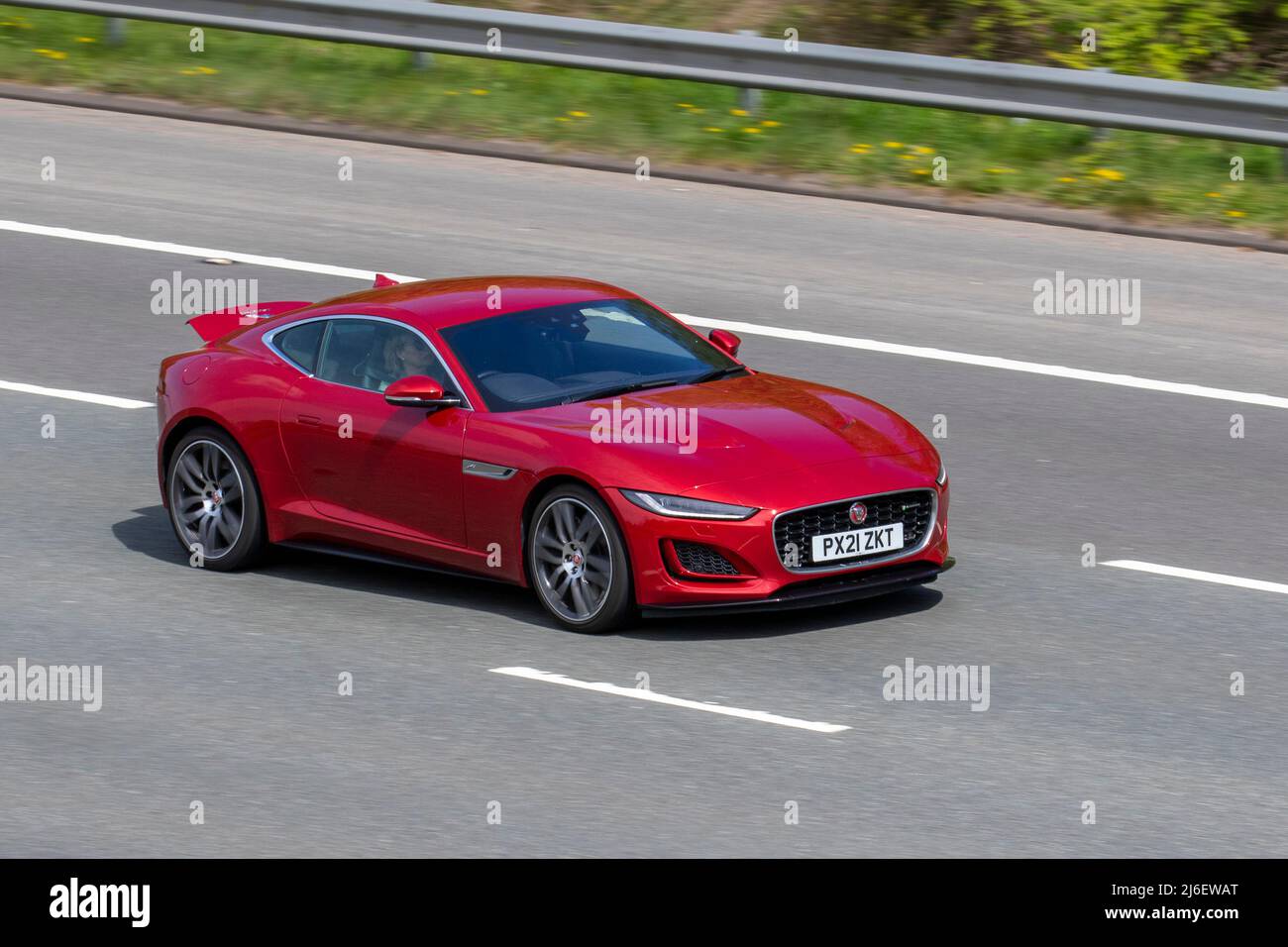 Voiture de sport 2021 rouge Jaguar F-Type R-Dynamic V8 Auto Reims Edition, coupé manuel 8 vitesses 5000cc essence ; conduite sur l'autoroute M61, Royaume-Uni Banque D'Images