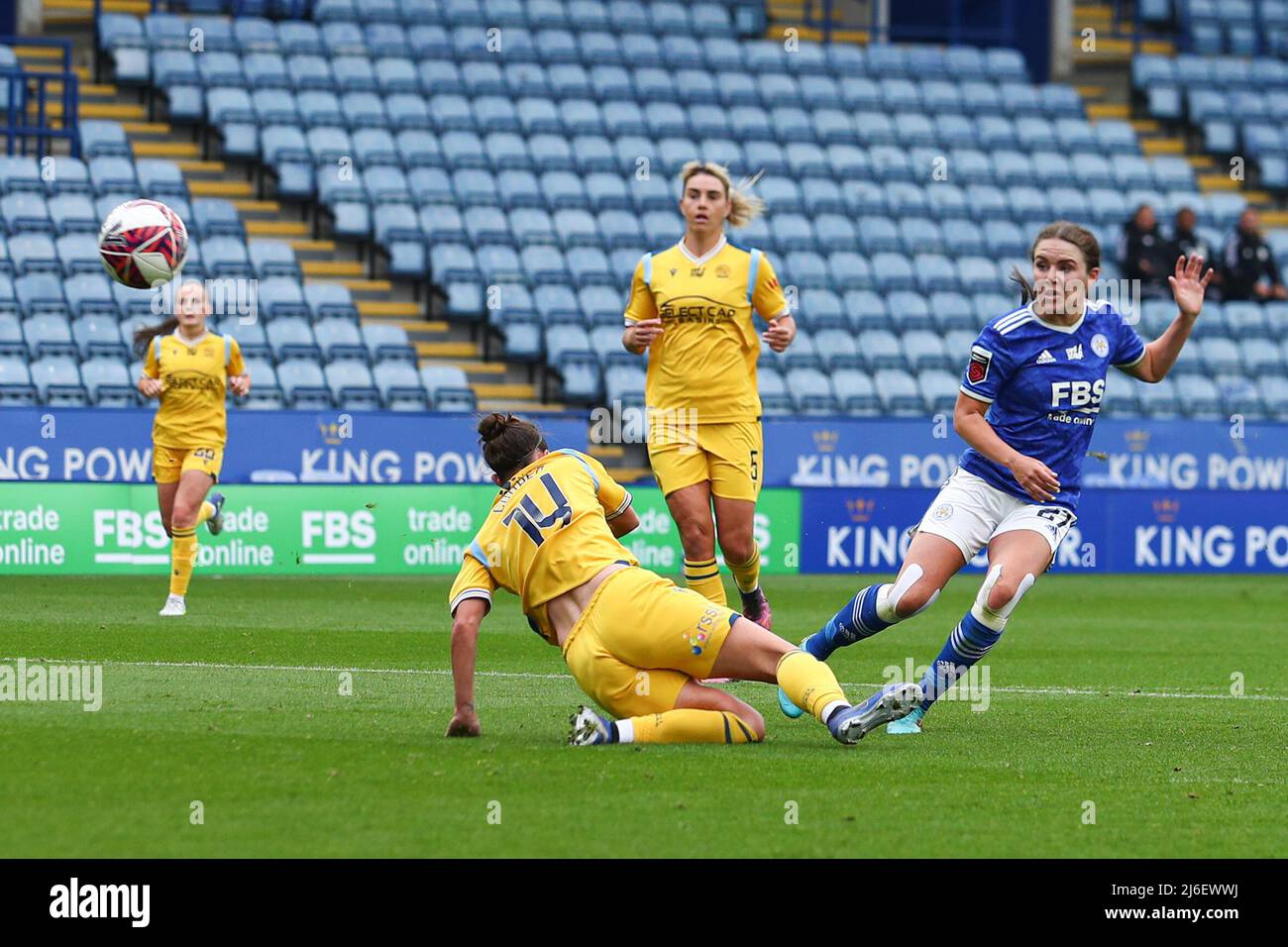 LEICESTER, ROYAUME-UNI. MAI 1st Shannon O'Brien, de Leicester City, tire sur but lors du match de la Super League féminine de Barclays FA entre Leicester City et Reading au King Power Stadium, Leicester, le dimanche 1st mai 2022. (Crédit : Kieran Riley | INFORMATIONS MI) crédit : INFORMATIONS MI et sport /Actualités Alay Live Banque D'Images