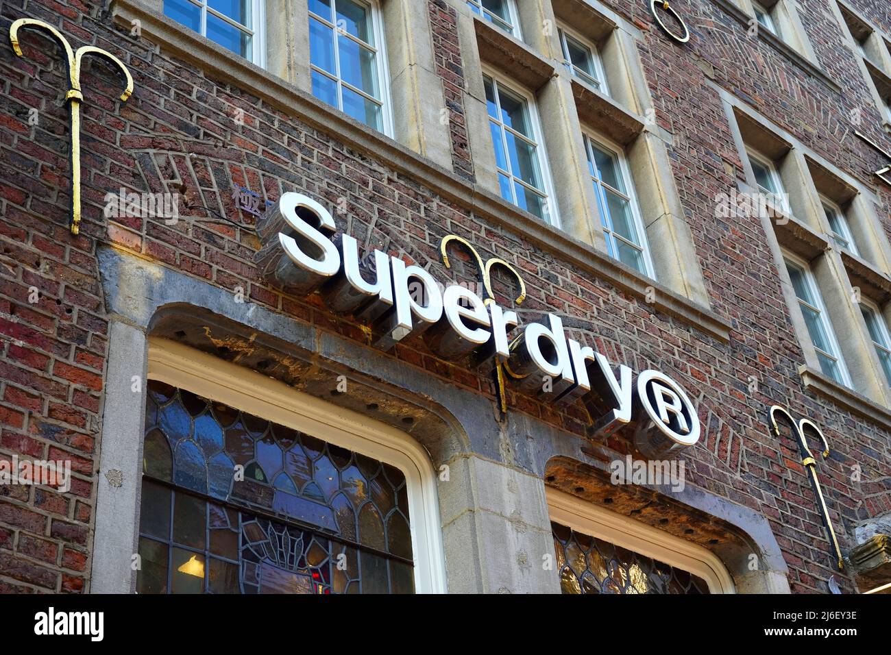 Logo Shop d'un magasin Superdry à Düsseldorf/Allemagne Photo Stock - Alamy