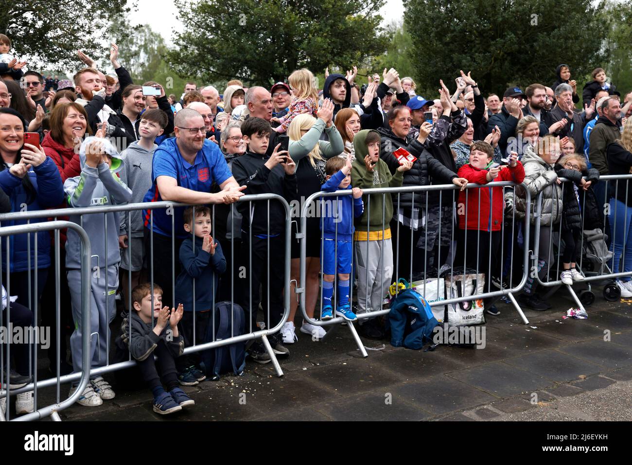 Les fans de Wigan Athletic lors de la fête de fin de saison de Wigan Athletic dans le parc pour les célébrer comme les champions de la Ligue 1 au parc de Mesnes, Wigan. Date de la photo: Dimanche 1 mai 2022. Banque D'Images