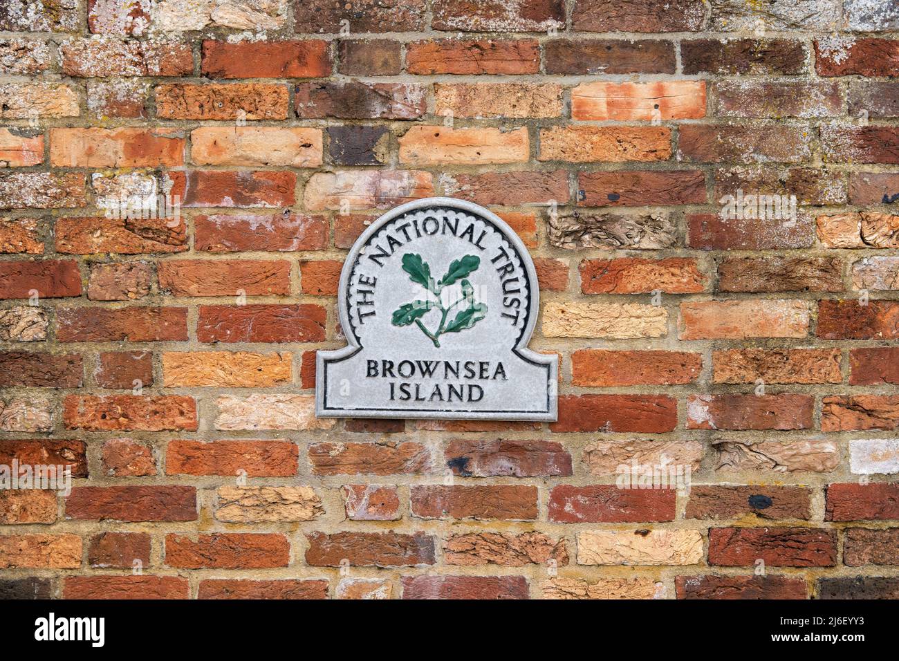 Poole, Dorset, Royaume-Uni - avril 14 2022 : plaque de la National Trust Brownsea Island montée sur les parois extérieures de l'île Banque D'Images