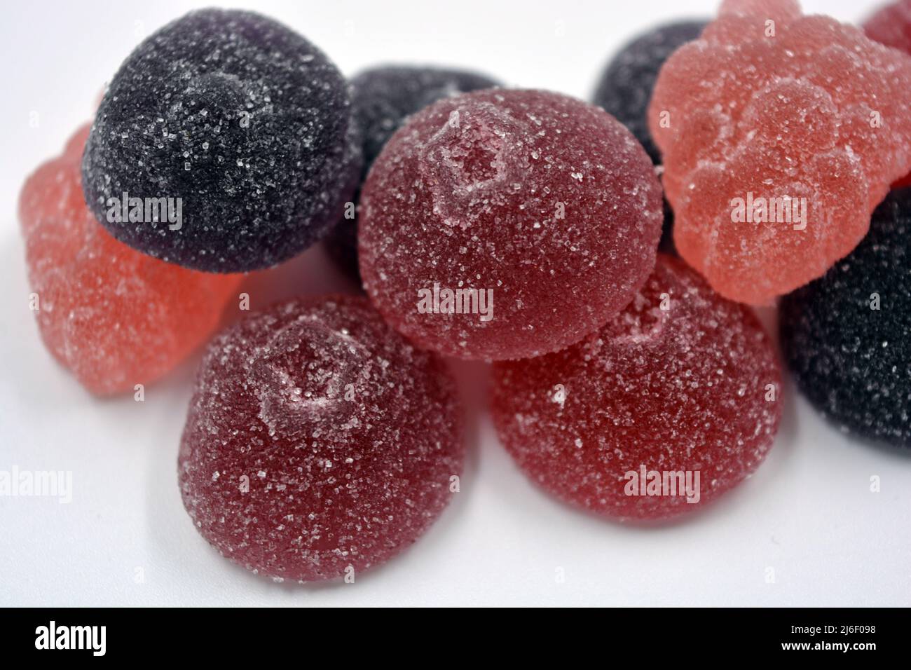 Cerise brillante, rouge, pourpre, rose, délicieux bonbons sous forme de fruits, raisins de Corinthe, framboises, bleuets, fraises. Banque D'Images
