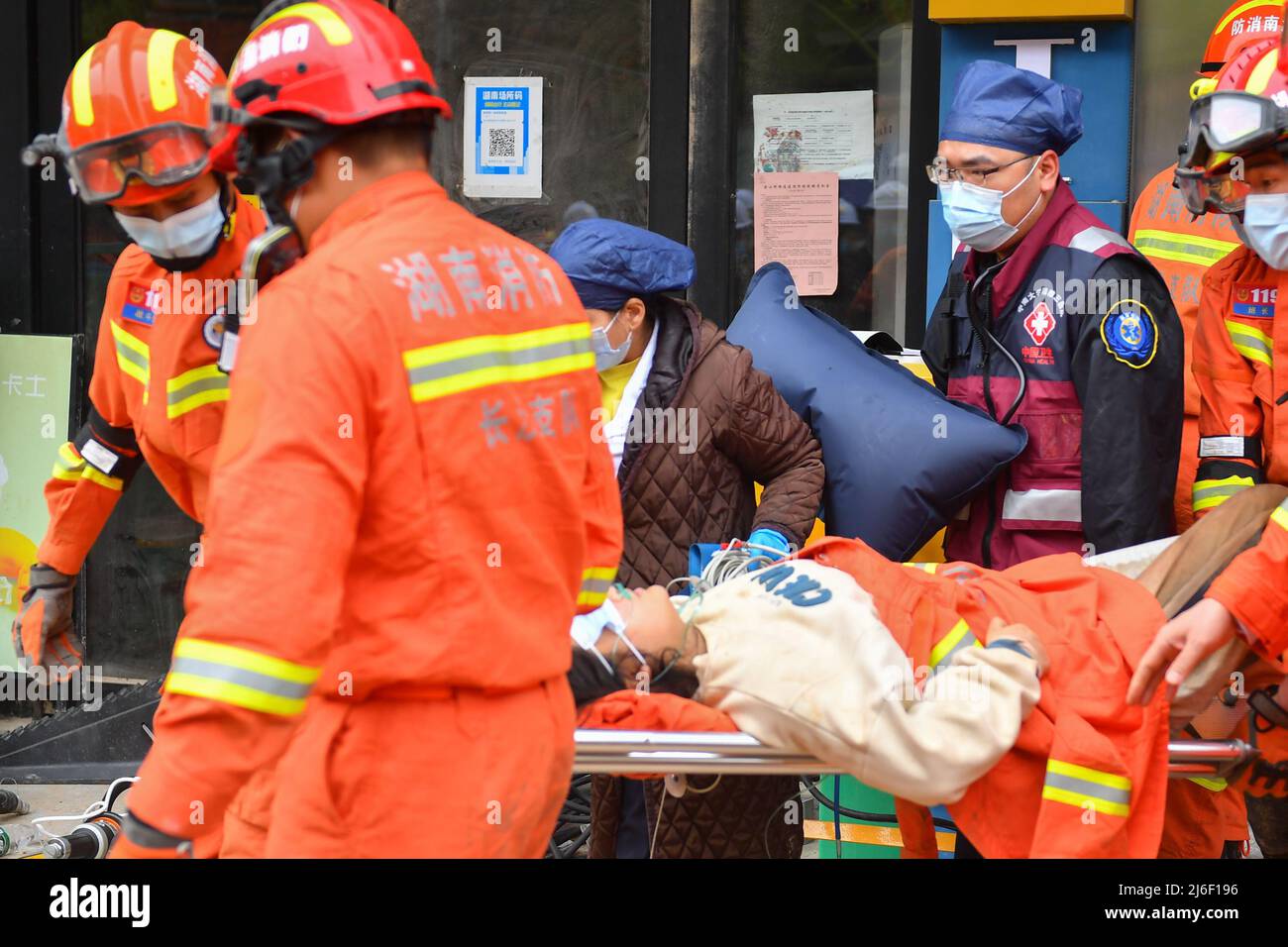 (220501) -- CHANGSHA, le 1 mai 2022 (Xinhua) -- les sauveteurs transfèrent une personne secourue au site d'effondrement d'un immeuble résidentiel autoconstruit à Changsha, dans la province du Hunan du centre de la Chine, le 1 mai 2022. Sept personnes ont été sauvées après l'effondrement de l'immeuble résidentiel autoconstruit vendredi dans la province de Hunan. L'incident a eu lieu à 12 h 24 dans le district de Wangcheng à Changsha. D'autres enquêtes sont en cours. (Xinhua/Chen Zeguo) Banque D'Images