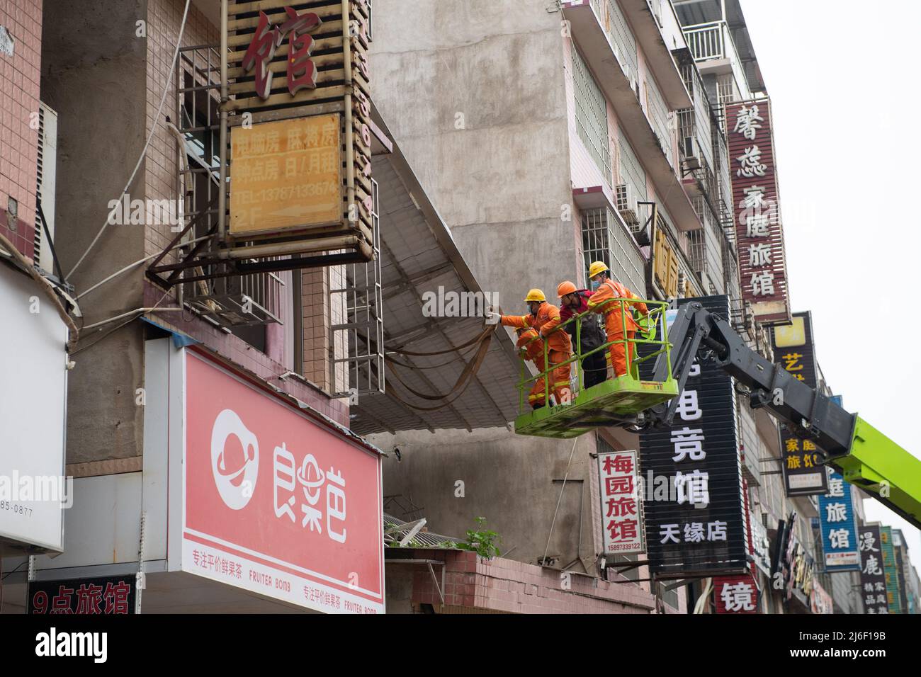 (220501) -- CHANGSHA, le 1 mai 2022 (Xinhua) -- les sauveteurs travaillent sur le site d'effondrement d'un immeuble résidentiel autoconstruit à Changsha, dans la province centrale de Hunan, en Chine, le 1 mai 2022. Sept personnes ont été sauvées après l'effondrement de l'immeuble résidentiel autoconstruit vendredi dans la province de Hunan. L'incident a eu lieu à 12 h 24 dans le district de Wangcheng à Changsha. D'autres enquêtes sont en cours. (Xinhua/Chen Sihan) Banque D'Images
