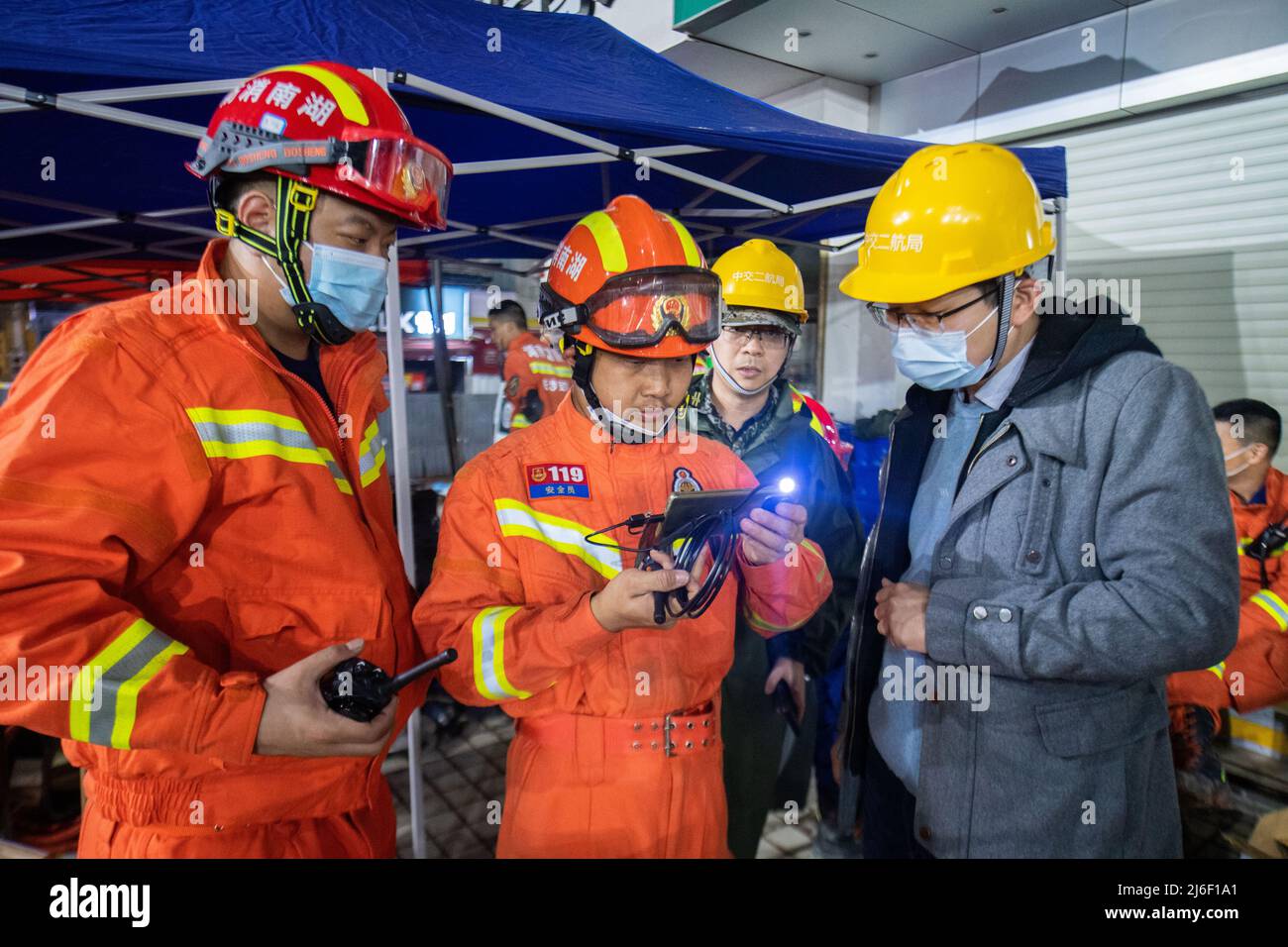 (220501) -- CHANGSHA, le 1 mai 2022 (Xinhua) -- les sauveteurs travaillent sur le site d'effondrement d'un immeuble résidentiel autoconstruit à Changsha, dans la province centrale de Hunan, en Chine, le 1 mai 2022. Sept personnes ont été sauvées après l'effondrement de l'immeuble résidentiel autoconstruit vendredi dans la province de Hunan. L'incident a eu lieu à 12 h 24 dans le district de Wangcheng à Changsha. D'autres enquêtes sont en cours. (Xinhua/Chen Sihan) Banque D'Images