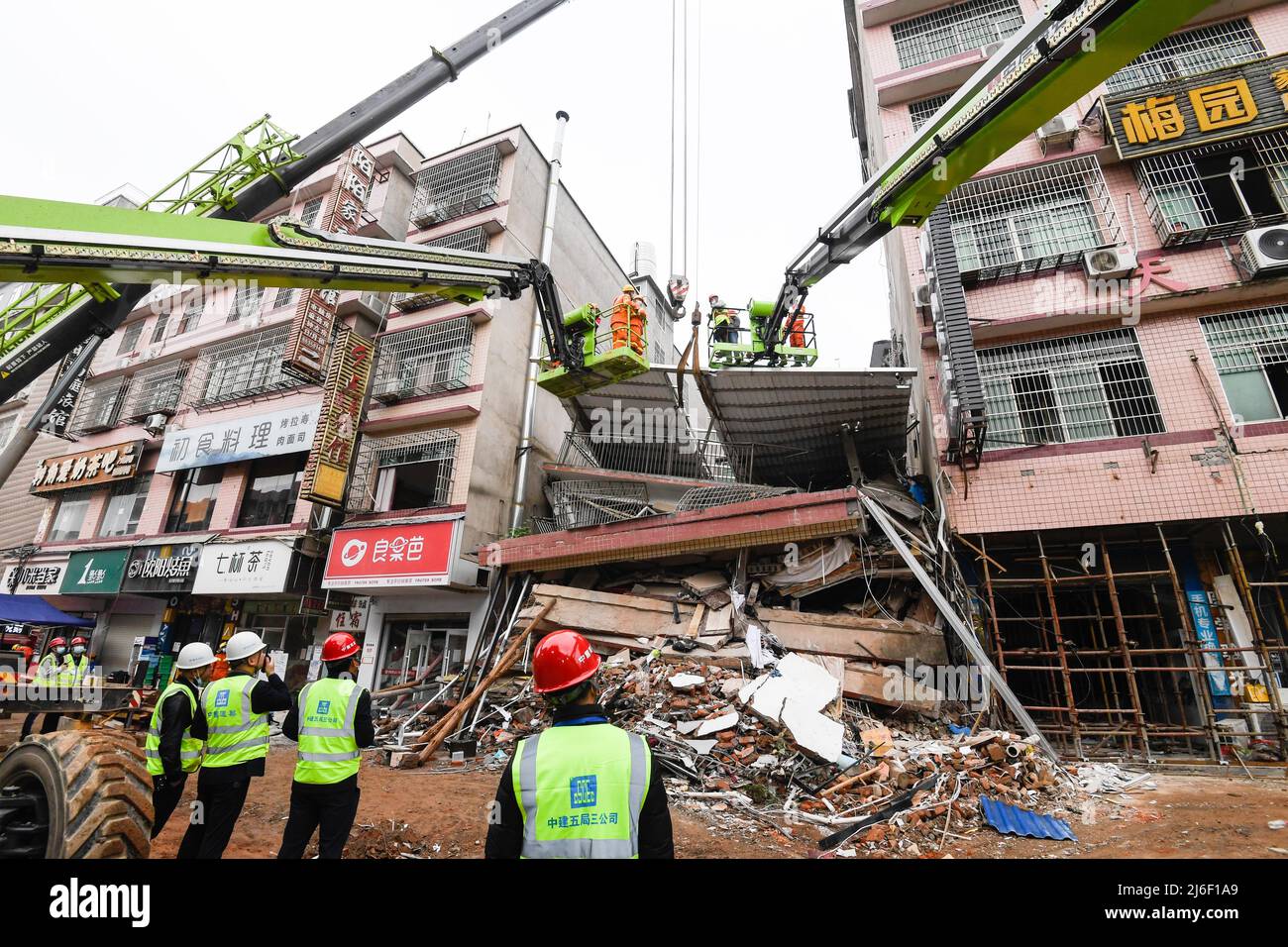 (220501) -- CHANGSHA, le 1 mai 2022 (Xinhua) -- les sauveteurs travaillent sur le site d'effondrement d'un immeuble résidentiel autoconstruit à Changsha, dans la province centrale de Hunan, en Chine, le 1 mai 2022. Sept personnes ont été sauvées après l'effondrement de l'immeuble résidentiel autoconstruit vendredi dans la province de Hunan. L'incident a eu lieu à 12 h 24 dans le district de Wangcheng à Changsha. D'autres enquêtes sont en cours. (Xinhua/Shen Hong) Banque D'Images