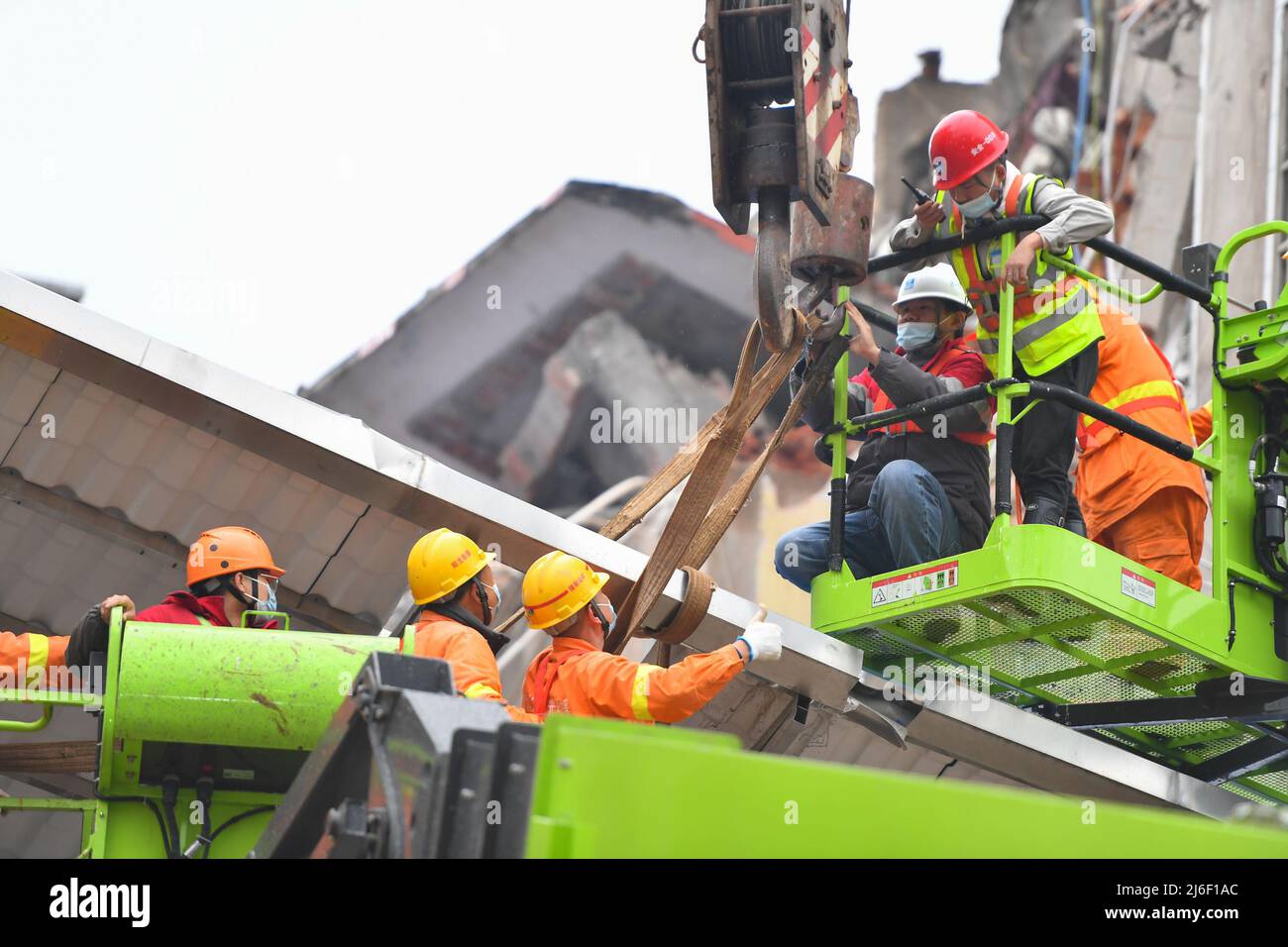 (220501) -- CHANGSHA, le 1 mai 2022 (Xinhua) -- les sauveteurs travaillent sur le site d'effondrement d'un immeuble résidentiel autoconstruit à Changsha, dans la province centrale de Hunan, en Chine, le 1 mai 2022. Sept personnes ont été sauvées après l'effondrement de l'immeuble résidentiel autoconstruit vendredi dans la province de Hunan. L'incident a eu lieu à 12 h 24 dans le district de Wangcheng à Changsha. D'autres enquêtes sont en cours. (Xinhua/Chen Zeguo) Banque D'Images