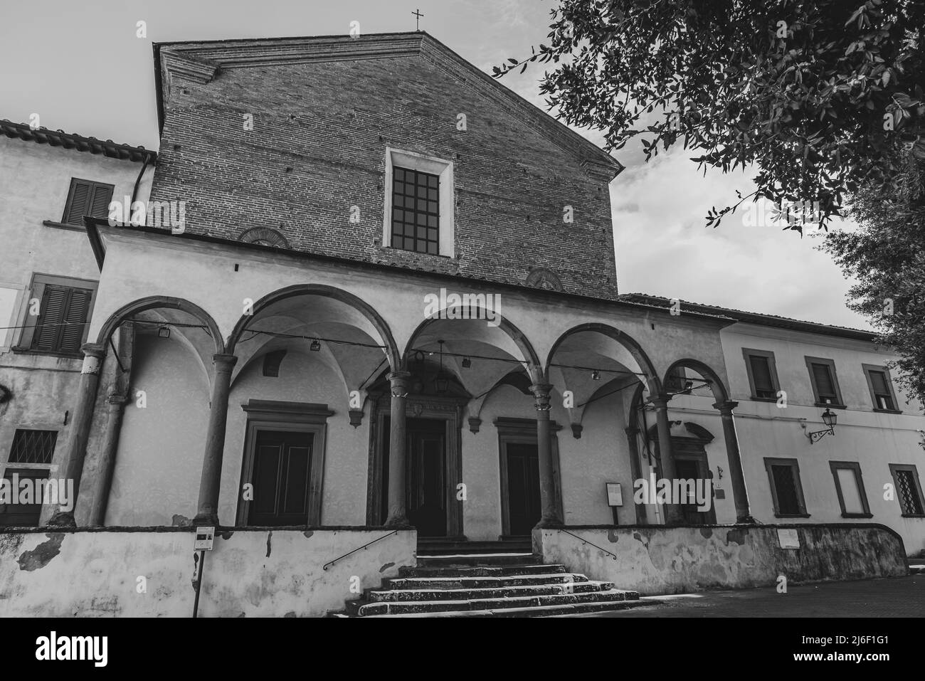 L'abbaye de San Salvatore est située à Fucecchio. Fondée en 986, l'église conserve quelques traces de la période médiévale. Banque D'Images