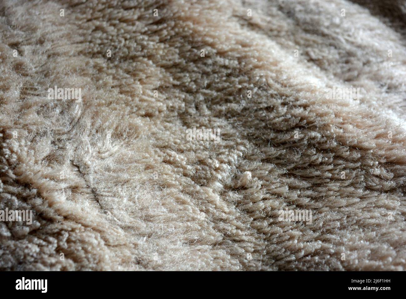 Matière synthétique brune faite sous forme de laine naturelle, fourrure  naturelle coûteuse. Arrière-plan beige inhabituel en fourrure de couleur  chair Photo Stock - Alamy