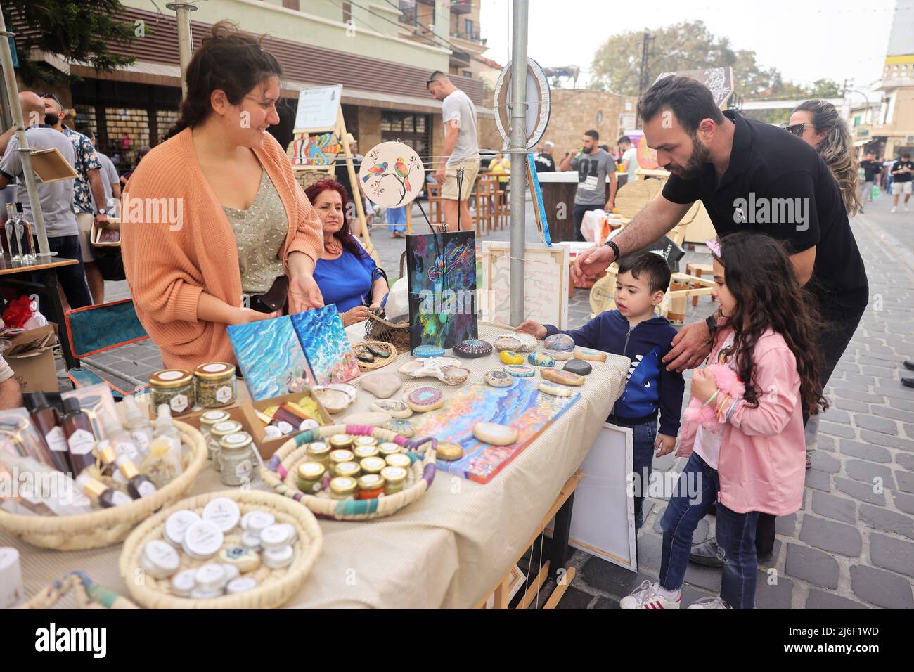 (220501) -- BATROUN, 1 mai 2022 (Xinhua) -- les gens visitent une foire printanière à Batroun, dans le nord du Liban, le 30 avril 2022. (Xinhua/Liu Zongya) Banque D'Images