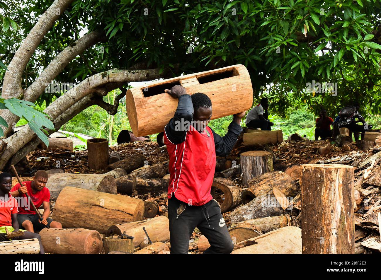 (220501) -- YAOUNDÉ, 1 mai 2022 (Xinhua) -- Martin Mbezele Zambo porte le tam-tam qu'il a fait dans un atelier dans la région du Centre, Cameroun, 29 avril 2022. POUR ALLER AVEC "Feature: Cameroun tambour-makers cash sur sa popularité" (photo de Kepseu/Xinhua) Banque D'Images