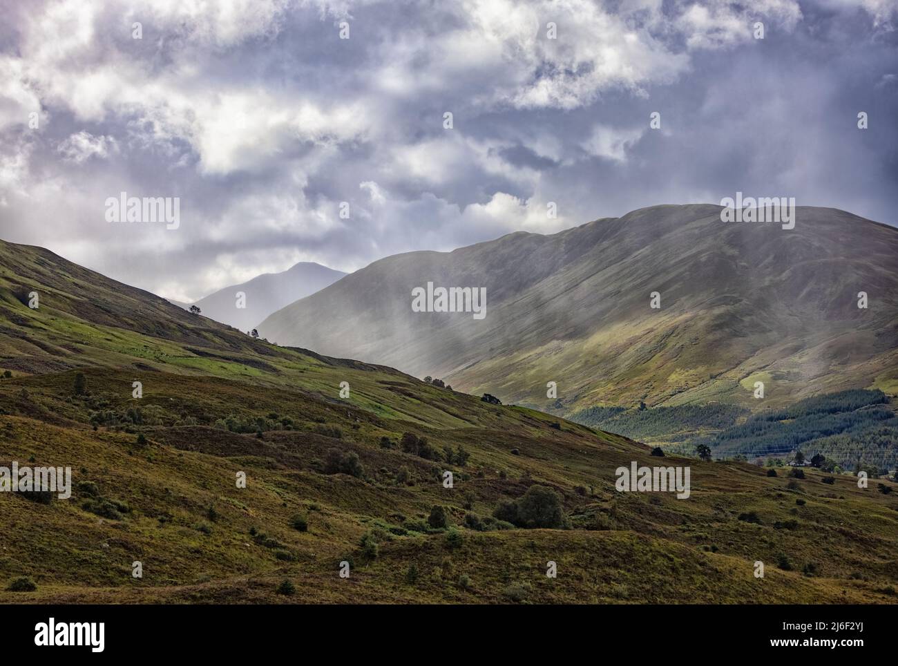 Regarder la pluie entrer, regarder vers l'est depuis le versant est de Cow Hill près de fort William Banque D'Images