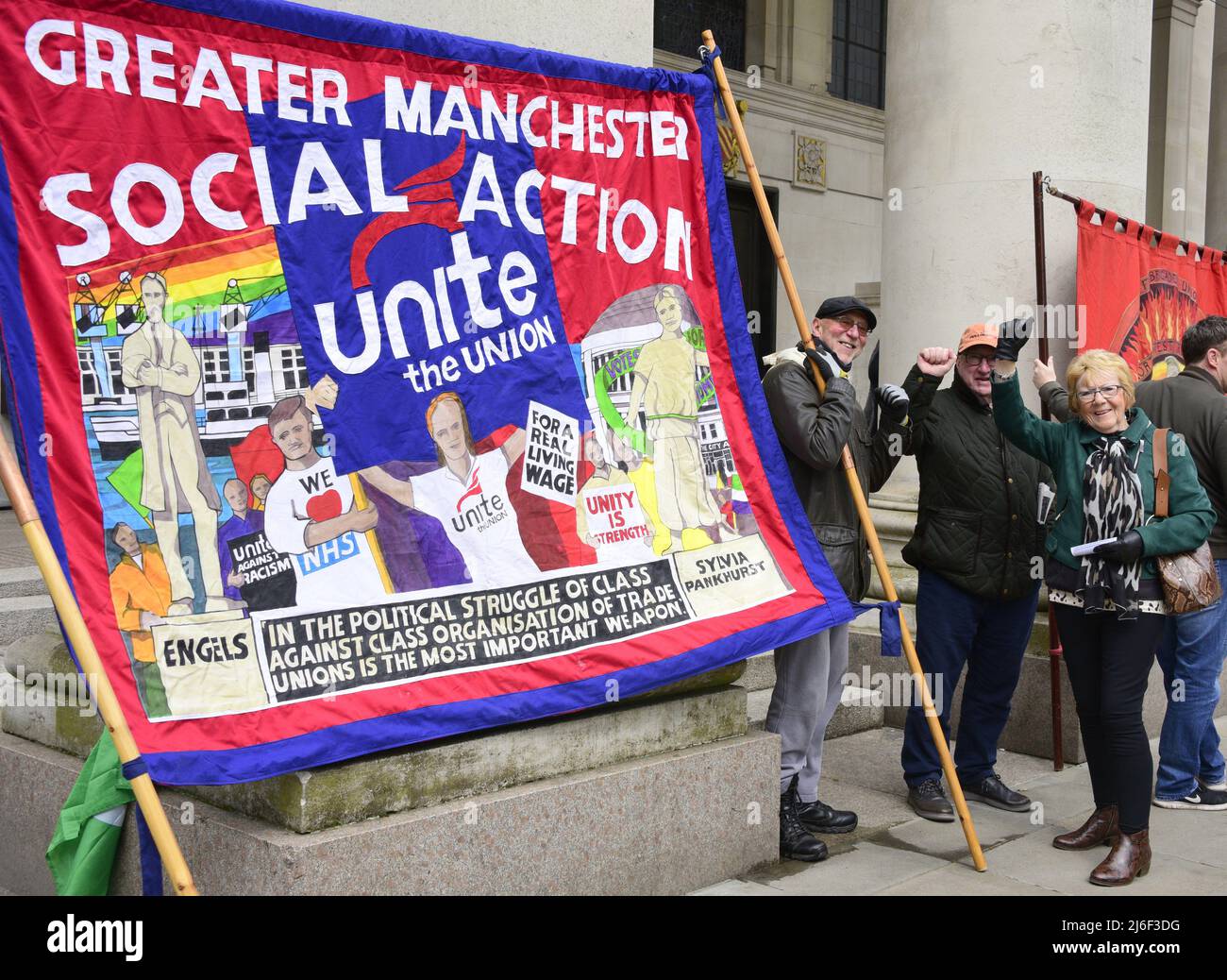 Manchester, Royaume-Uni, 1st mai 2022. Les gens participent à la célébration annuelle du syndicalisme de Manchester Trades Union Council et au festival de la Journée internationale des travailleurs avec une marche et un rassemblement dans le lieu de naissance de la TUC dans le centre de Manchester, en Angleterre, au Royaume-Uni, aux îles britanniques. Crédit : Terry Waller/Alay Live News Banque D'Images