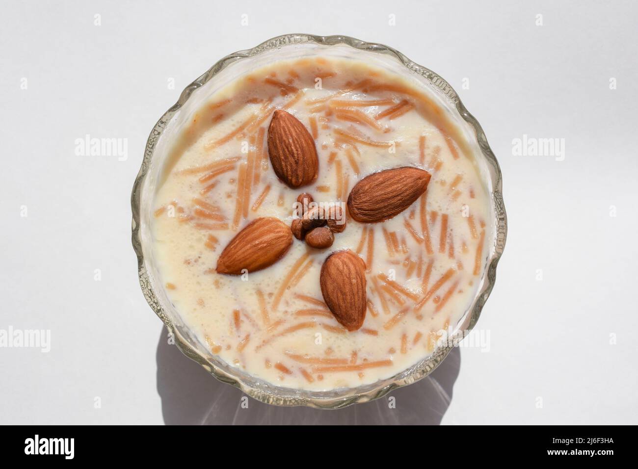 Semiya ki kheer ou vermicelli lait à base de dessert Kheer ou Phirni vue de dessus sur fond blanc Banque D'Images