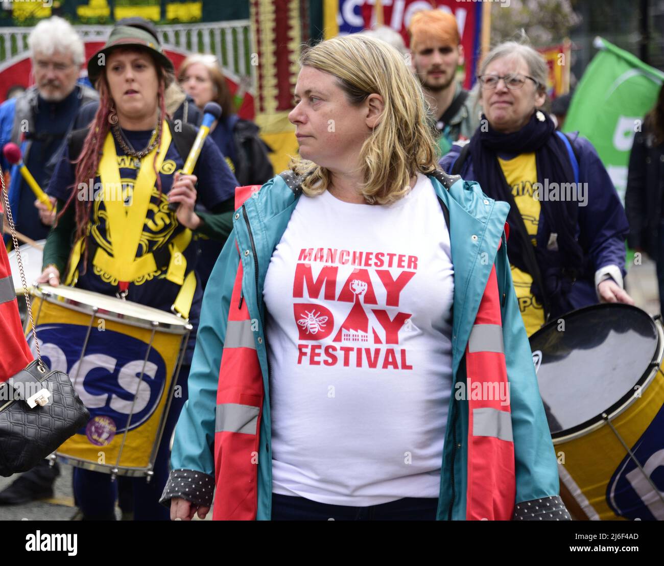 Manchester, Royaume-Uni, 1st mai 2022. Les gens participent à la célébration annuelle du syndicalisme de Manchester Trades Union Council et au festival de la Journée internationale des travailleurs avec une marche et un rassemblement dans le lieu de naissance de la TUC dans le centre de Manchester, en Angleterre, au Royaume-Uni, aux îles britanniques. Crédit : Terry Waller/Alay Live News Banque D'Images