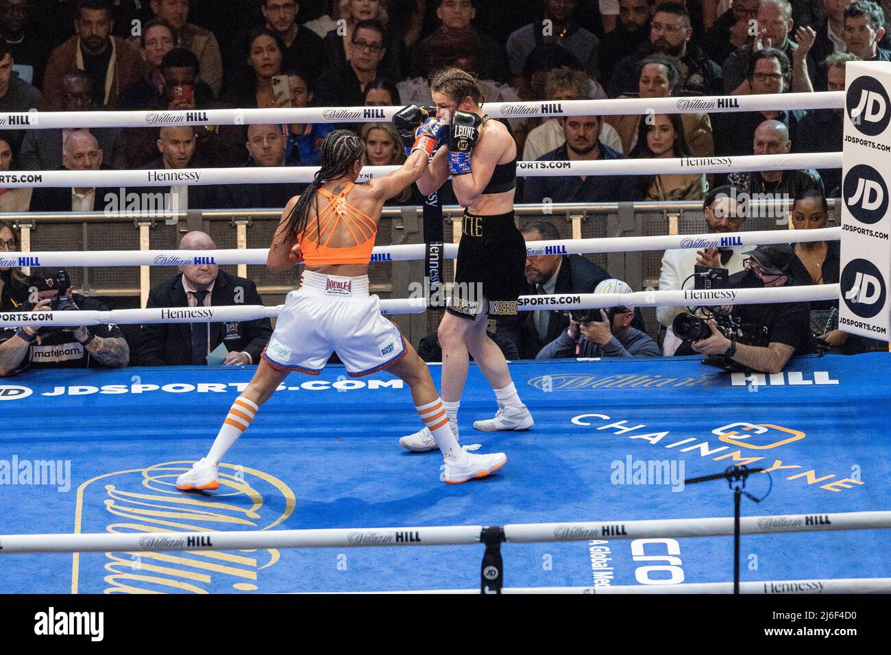 Katie Taylor d'Irlande dans les combats noirs Amanda Serrano de Purto Rico (vit à Brooklyn, NY en ce moment) en haut orange pour le championnat du monde léger incontesté à MSG à New York le 30 avril 2022. Katie Taylor a gagné par décision partagée par les juges. (Photo de Lev Radin/Sipa USA) Banque D'Images