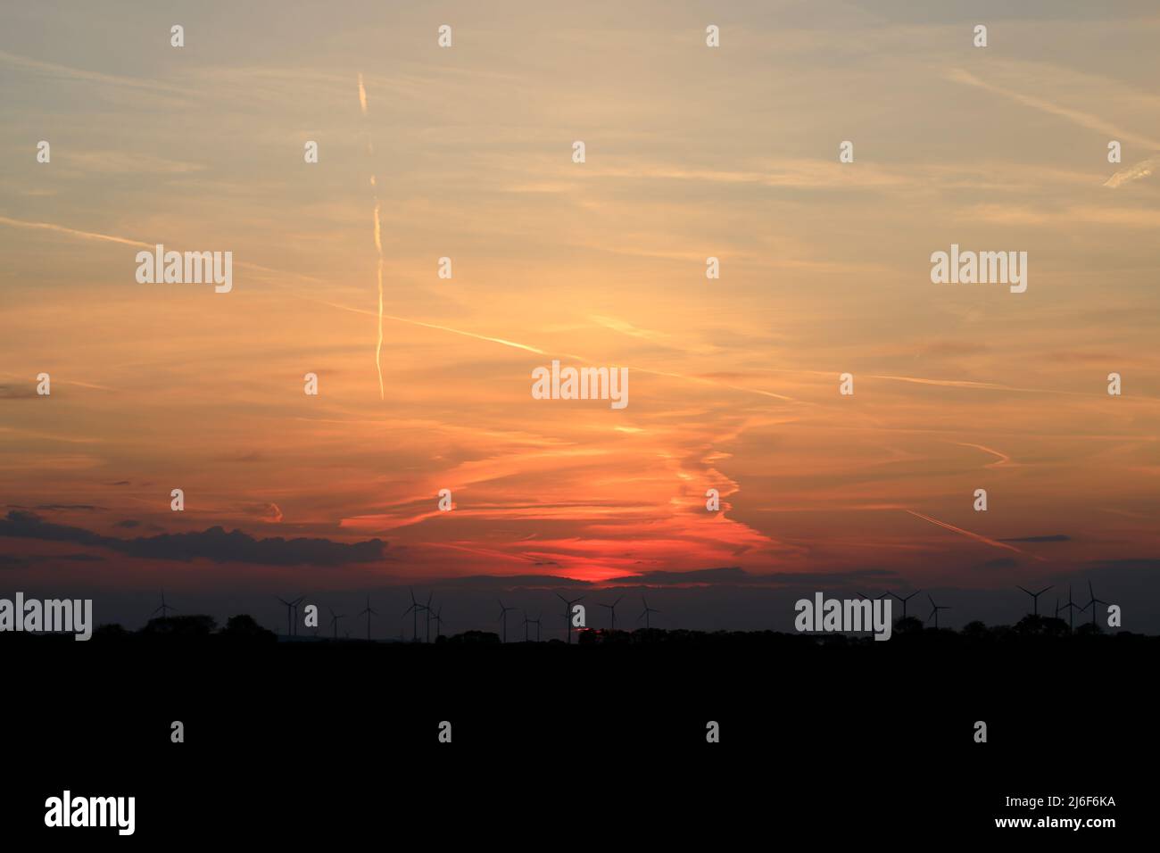 Coucher de soleil avec ciel coloré et silhouette de moulin à vent Banque D'Images