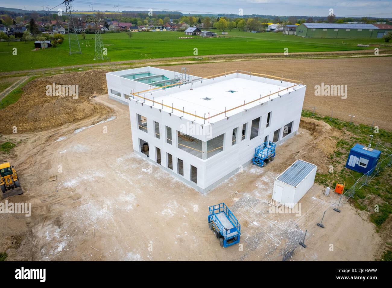 image de drone d'un chantier de construction sur lequel est érigé un bâtiment d'entreprise Banque D'Images