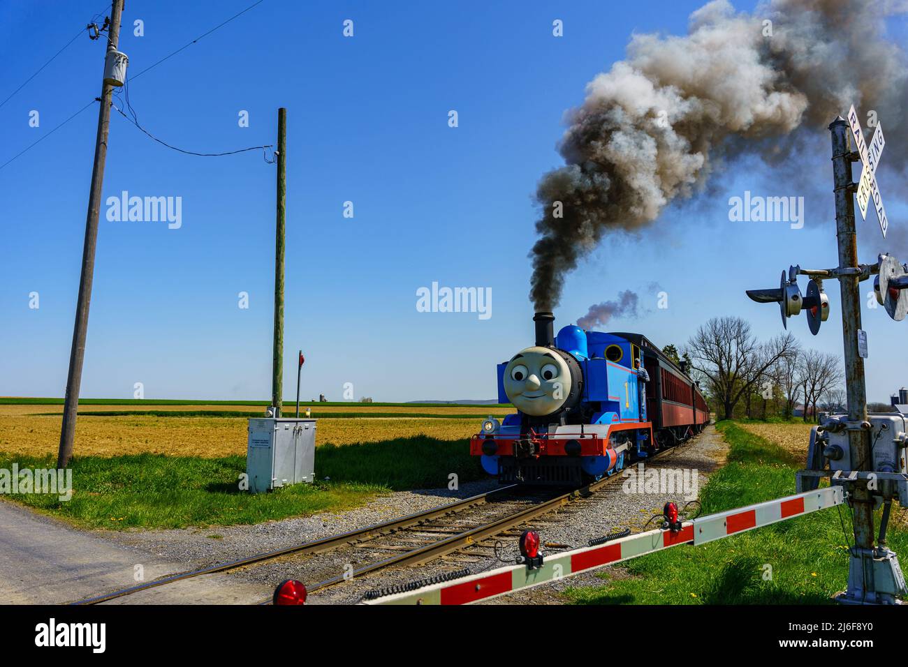 Ronks, PA, USA - 30 avril 2022 : Thomas le Tank Engine se fraie le long des voies de chemin de fer de Strasburg dans la campagne du comté de Lancaster, en Pennsylvanie. Banque D'Images