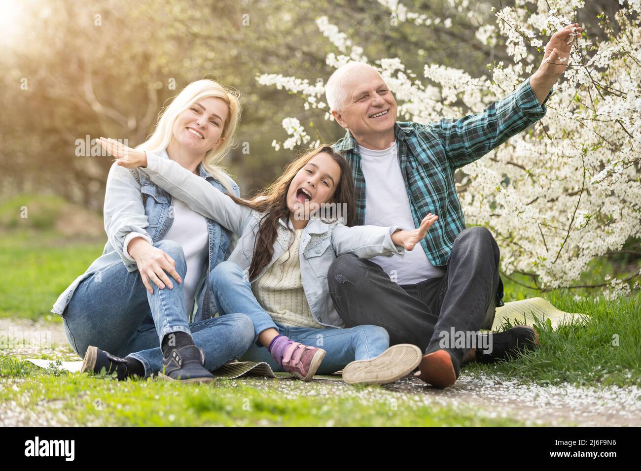 grand-père senior assis à l'extérieur dans le parc. Un homme âgé à la ...