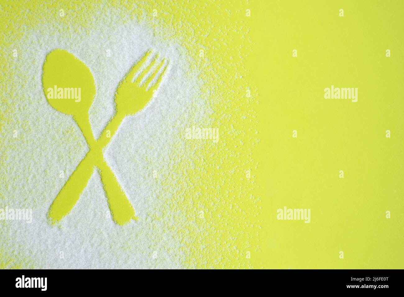 Cuillère croisée et figurine à fourchette créée en relief de sucre sur fond  vert Photo Stock - Alamy